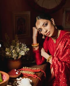 मांग टीका, लाल सुर्ख साड़ी और गोल्ड ज्वेलरी....'पेली कुथुरु' सेरेमनी में दुल्हन सी सजीं शोभिता धुलिपाला, देखें इनसाइड तस्वीरें