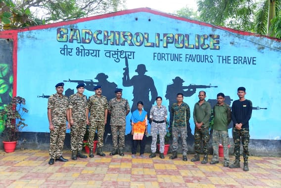 Gadchiroli : गडचिरोलीत जहाल महिला नक्षलवाद्याचे पोलिसांसमोर आत्मसमर्पण, दोन लाखांचे होते बक्षीस