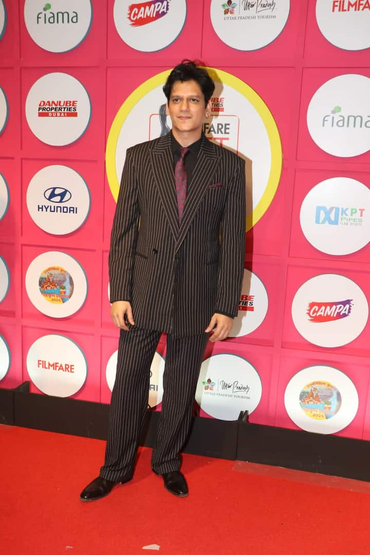 Vijay Verma arrived at the event in a black and white striped valor pantsuit with a black shirt and pink printed tie. The Darlings actor looks quite attractive in this look. His gelled hair and clean-shaven look made his dapper look more spectacular.