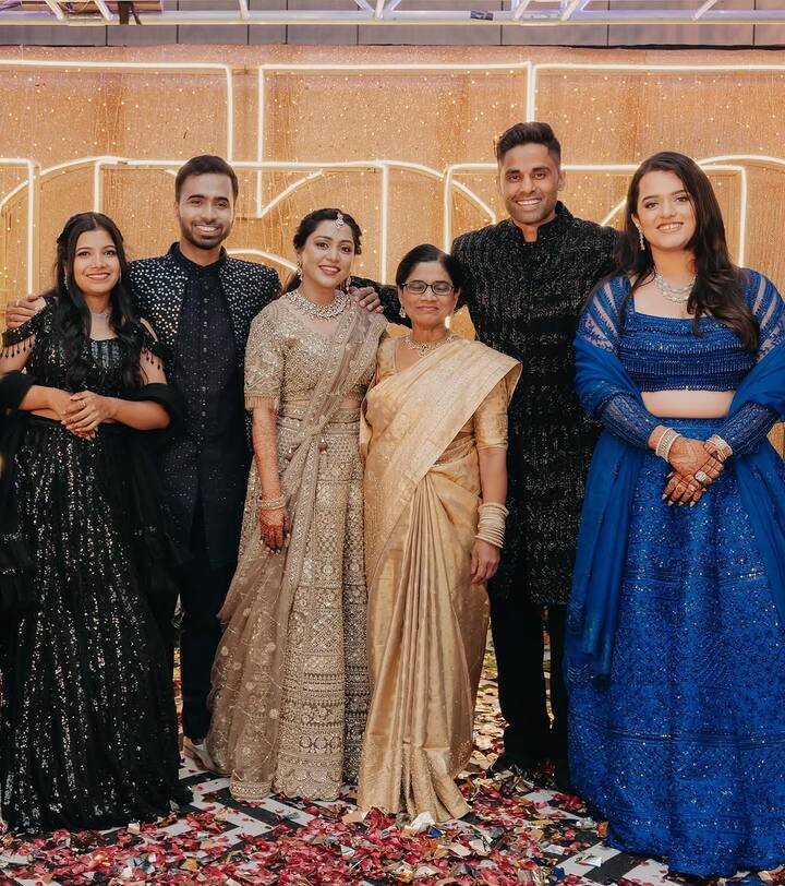 ભારતીય T20 કેપ્ટન સૂર્યકુમાર યાદવે 1 ડિસેમ્બરના રોજ તેની બહેન ડિનલ યાદવના લગ્નની તસવીરો ઈન્સ્ટાગ્રામ પર શેર કરી હતી, જ્યાં તે તમામ ધાર્મિક વિધિઓમાં પૂરા ઉત્સાહ અને ઇમોશન સાથે જોવા મળ્યો હતો. ભાઈ-બહેનની જોડી મસ્તી કરતી જોવા મળી હતી.