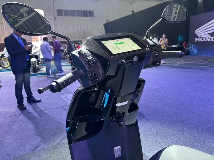 Activa E માં ઇન્સ્ટૉલ કરેલી બેટરી બહાર કાઢી શકાય છે, પરંતુ તમે આ સ્કૂટરની બેટરીને તમારા ઘરે લઈ જઈને ચાર્જ કરી શકતા નથી. આ માટે તમારે હોન્ડાના બેટરી સ્વેપ સ્ટેશન પર જવું પડશે, જે આ EVની ખામી છે.