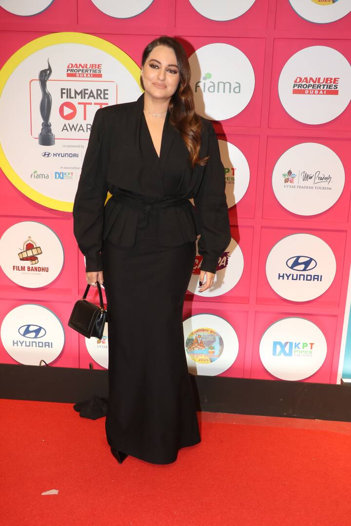 अभिनेत्री सोनाक्षी सिन्हाने सलमान खानच्या 'दबंग' सिनेमामधून २०१० साली बॉलिवूडमध्ये एन्ट्री केली.