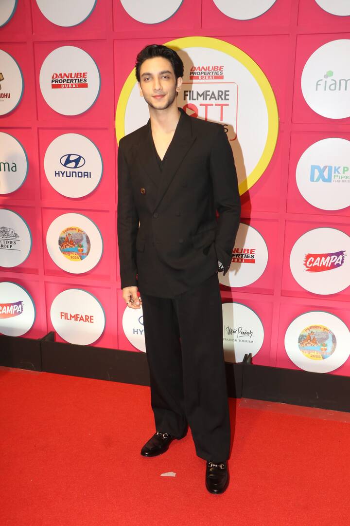 जीरा एक्टर्स वेदांग राष्ट्रीय इवेंट में ऑल ब्लैक लुक में थे। वेदांग काफी अप्रभावी लग रहे थे.