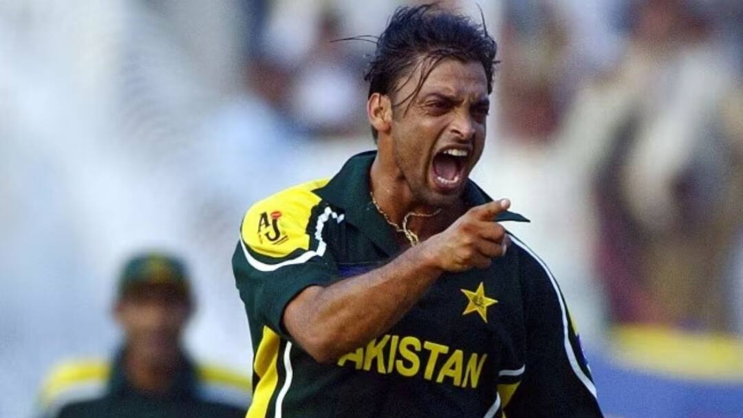 Shoaib Akhtar on Team India : तिकडं पीसीबी राजी होताच इकडं शोएब अख्तरने थेट फुत्कार सोडला! टीम इंडियाला आव्हान देत म्हणाला... Shoaib Akhtar on Team India says If we want to play in India in the future we should extend a hand of friendship we should go to India and beat them there Shoaib Akhtar on Team India : तिकडं पीसीबी राजी होताच इकडं शोएब अख्तरने थेट फुत्कार सोडला! टीम इंडियाला आव्हान देत म्हणाला...