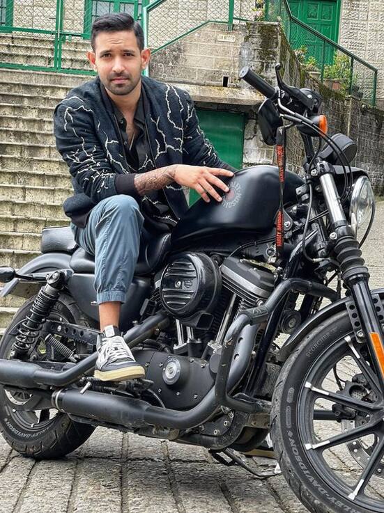 इतना ही नहीं, उनके पास 12 लाख रुपये की डुकाटी मॉन्स्टर मोटरसाइकिल भी है.
