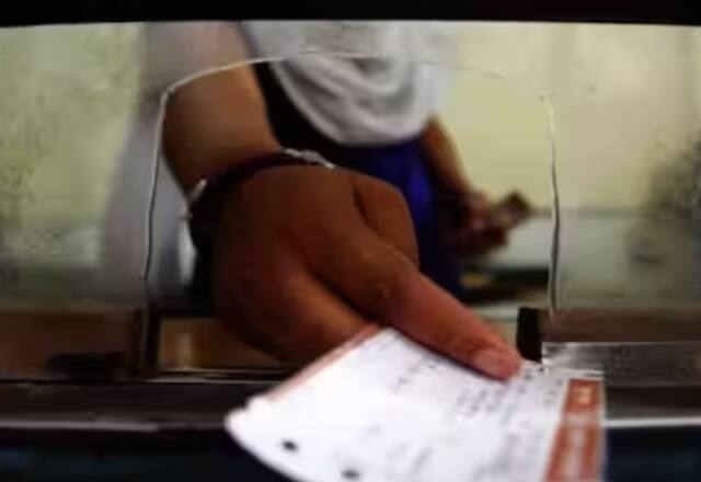 ਜੇਕਰ ਤੁਹਾਡੇ ਨਾਲ ਅਜਿਹਾ ਹੁੰਦਾ ਹੈ ਕਿ ਤੁਹਾਡੀ ਯਾਤਰਾ ਕਿਸੇ ਹੋਰ ਤਰੀਕ 'ਤੇ ਹੋਣੀ ਸੀ ਅਤੇ ਟਿਕਟ ਕਿਸੇ ਹੋਰ ਤਰੀਕ ਦੀ ਲੈ ਲਈ ਹੈ। ਇਸ ਲਈ ਘਬਰਾਉਣ ਦੀ ਲੋੜ ਨਹੀਂ ਹੈ। ਤੁਸੀਂ ਟਿਕਟ ਰੱਦ ਕਰਨ ਦੀ ਬਜਾਏ ਇਹ ਤਰੀਕਾ ਅਜ਼ਮਾ ਸਕਦੇ ਹੋ।