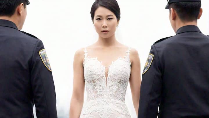 जी हां, हम बात कर रहे हैं चीन की. जहां साउथ-वेस्ट एरिया में ऐसी मैचमेकिंग कंपनी को पुलिस ने अपने शिकंजे में लिया है जो पहले तो अविवाहित पुरुषों से पैसे ठगकर उन्हें शागी का लालच देती, फिर फ्रॉड दुल्हन देकर और पैसे ठग लेती.