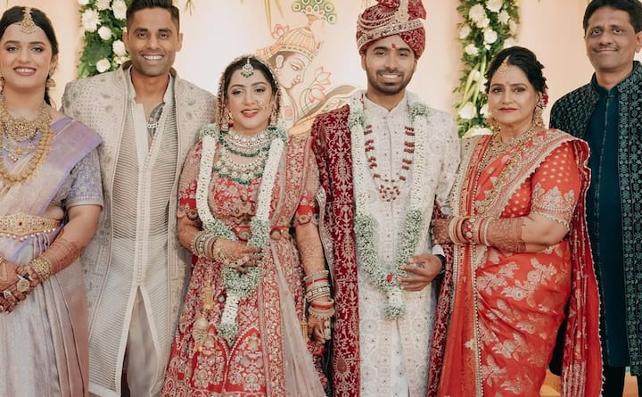 भारतीय टी20 कप्तान सूर्यकुमार यादव ने 1 दिसंबर को अपनी बहन डिनल यादव की शादी की तस्वीरें इंस्टाग्राम पर साझा कीं, जहां वह सभी रस्मों में पूरे जोश और इमोशन के साथ नजर आए. भाई-बहन की जोड़ी जयमाला के दौरान मुस्कुराती दिखी.