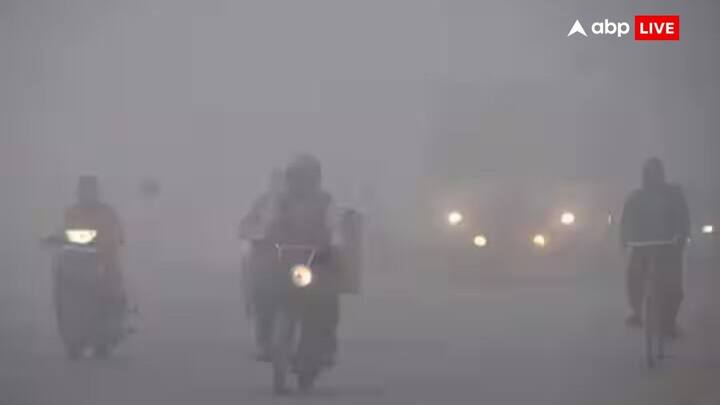 मौसम विभाग ने बताया है कि 5 दिसंबर तक दिल्ली-एनसीआर में हल्का से मध्यम कोहरा रहेगा. इस दौरान पॉल्यूशन का असर भी देखने को मिलेगा. इन दिनों अधिकतम तापमान 26-27 डिग्री और न्यूनतम तापमान 10-12 डिग्री तक रह सकता है. 6 दिसंबर को न्यूनतम तापमान 10 डिग्री से नीचे गिरकर 9 डिग्री तक पहुंचने की संभावना है.