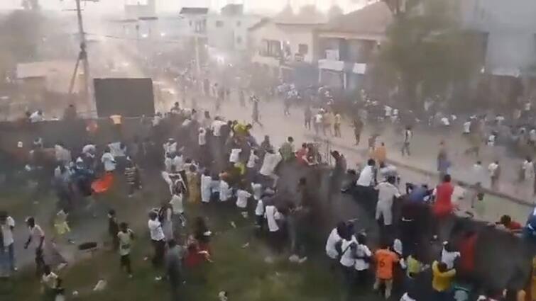 Riots in Guinea Football match 100 dead after referee controversial decision Watch video : கலவர பூமியான மைதானம்! கண்மூடித்தனமாக தாக்கிய ரசிகர்கள்.. 100 பேர் பலி