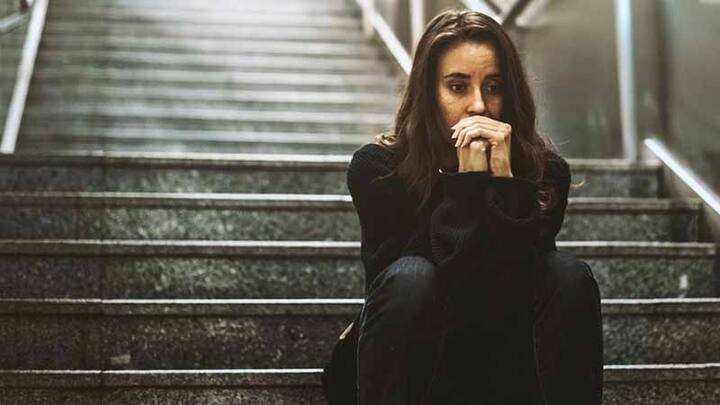 मूलांक 2 च्या लोकांमध्ये निर्णय क्षमता कमी असते. हे लोक लगेच निर्णय घेऊ शकत नाहीत. त्यांना पटकन काही बोलता येत नाही.