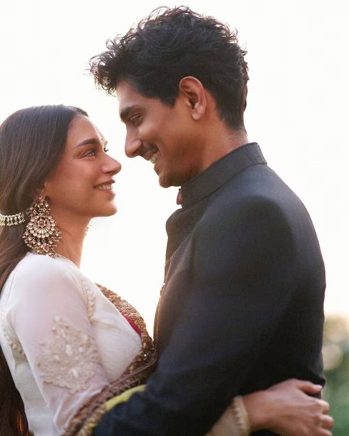 Aditi Rao Hydari-Siddharth Romantic Pics: અદિતી રાવ હૈદરી અને સિદ્ધાર્થે તાજેતરમાં જ રાજસ્થાનમાં બીજા લગ્ન કર્યા છે. હવે લગ્ન બાદ આ કપલ એકબીજા સાથે રોમાંસ કરતા જોવા મળ્યા હતા.