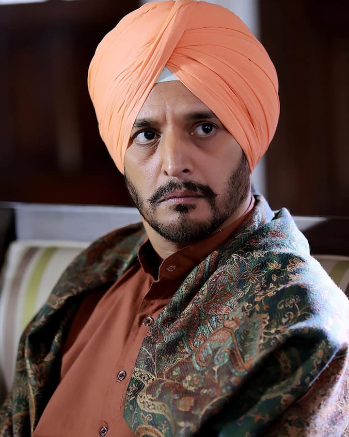 सिख परिवार में पैदा हुए इस लड़के ने एक्टिंग के लिए कटवा दिए थे बाल,जानें किस्सा 6 इन सभी फिल्मों में जिमी ने छोटे बड़े हर तरीके के किरदार निभाए और अपनी एक्टिंग को साबित किया है. ओटीटी प्लेटफॉर्म्स पर भी वो कई दमदार प्रोजेक्ट्स में अपनी छाप छोड़ चुके हैं.