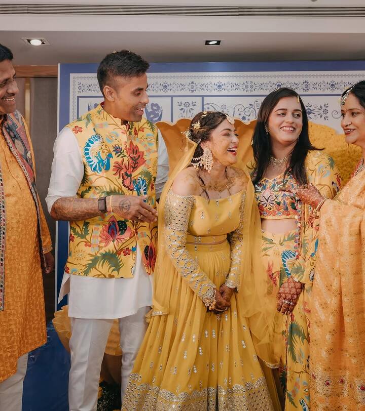 સૂર્યકુમાર યાદવે સંગીત સમારોહમાં ડાન્સ કર્યો હતો અને હલ્દી સેરેમની દરમિયાન તેમની બહેન ડિનલને હલ્દી લગાવતી વખતે એક ભાવનાત્મક ક્ષણ શેર કરી છે.