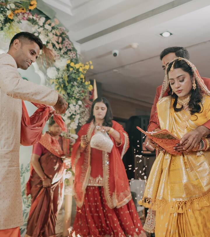 સૂર્યકુમાર યાદવે લાઇટ કલરની શેરવાની પહેરી હતી, જ્યારે તેમની પત્ની દેવીશા શેટ્ટી જાંબલી રંગની સાડીમાં ખૂબ જ સુંદર લાગી રહી હતી. બંનેએ પોતાની સ્ટાઈલ અને સાદગીથી સૌનું ધ્યાન ખેંચ્યું હતું.