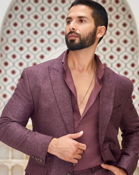 हम जिस अभिनेता की बात कर रहे हैं वो कोई और नहीं बॉलीवुड के चॉकलेटी हीरो शाहिद कपूर हैं. शाहिद ने अपने अब तक के करियर में कई तरह के किरदार निभाए हैं और अपनी दमदार एक्टिंग का लोहा मनवाया है.