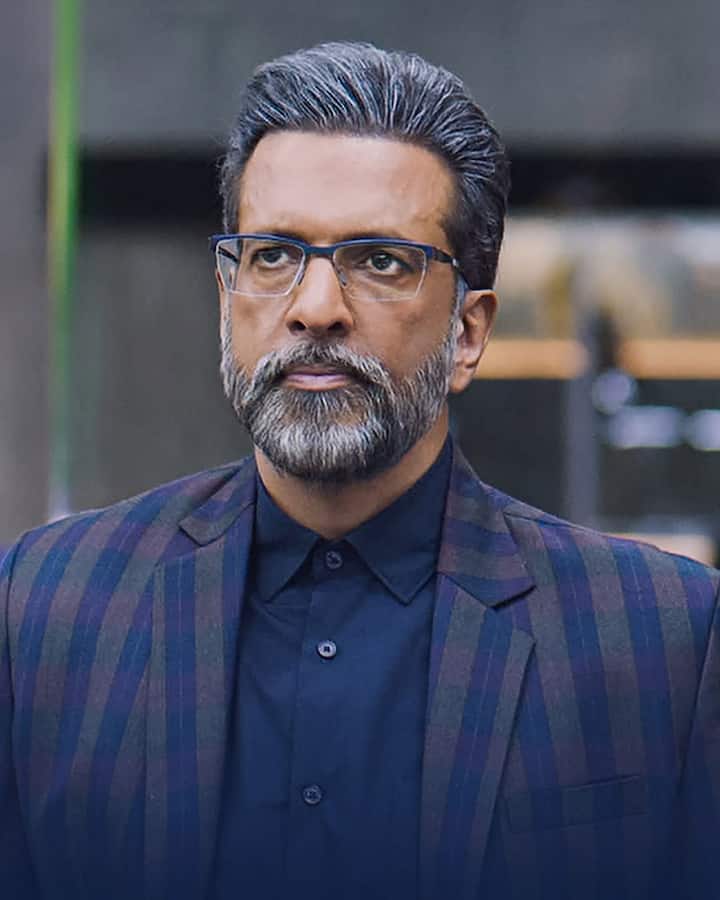इस एक्टर ने शुरू किया था देश का पहला डांस रिएलिटी शो, क्या आप जानते हैं नाम? 1 दरअसल हम बात कर रहे हैं बॉलीवुड के दिग्गज एक्टर जावेद जाफरी की. जिन्होंने अपने मल्टीटैलेंटेड के जरिए बॉलीवुड में दमदार पहचान बनाई है. जावेद जाफरी इंडस्ट्री के उम्दा एक्टर रहे जगदीप जाफरी के बेटे हैं. उन्हीं से सीख कर जावेद ने भी एक्टिंग में कदम रखा था. लेकिन कभी भी उन्होंने काम के लिए उनके नाम का सहारा नहीं लिया.