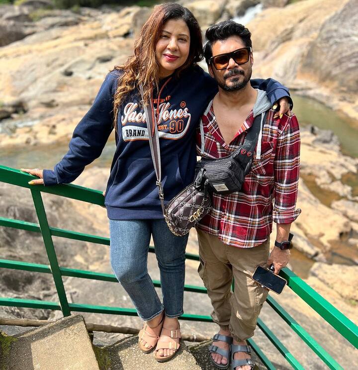 वहीं शादी के आठ साल बाद भी संभावना सेठ मां नहीं बन पाई हैं. इसको लेकर अक्सर सोशल मीडिया पर लोग उन्हें आड़े हाथों लेते हैं. लोगों का कहना है कि अगर वो मां नहीं बन पा रही तो अपने पति की दूसरी शादी करवा दे.