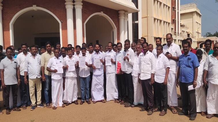 Thanjavur news Sand lorry owners gathered and gave a petition tnn ரசீது இருந்தும் பிடித்தால் என்ன செய்வோம்... திரண்டு வந்து மனு கொடுத்த லாரி உரிமையாளர்கள்