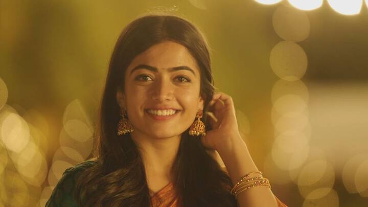 தெலுங்கு திரையுலகின் முன்னணி நடிகரரான அல்லு அர்ஜூன், ராஷ்மிகா மந்தனா நடித்துள்ள புஷ்பா படத்தின் இரண்டாவது பாகம் டிசம்பர்-5 ம் தேதி வெளியாகிறது. இந்தப் படத்தின் டிரெய்லர் வெளியாகி ரசிகர்களிடையே பெரும் வரவேற்பை பெற்றது. புஷ்பா படத்தின் முதல் பாகத்திற்கு தனியே ரசிகர் பட்டாளமே உண்டு. ரசிகர்கள் புஷ்பா -2 திரைப்படம் வெளியாகும் நாளை எதிர்பார்த்து காத்திருக்கின்றனர்.