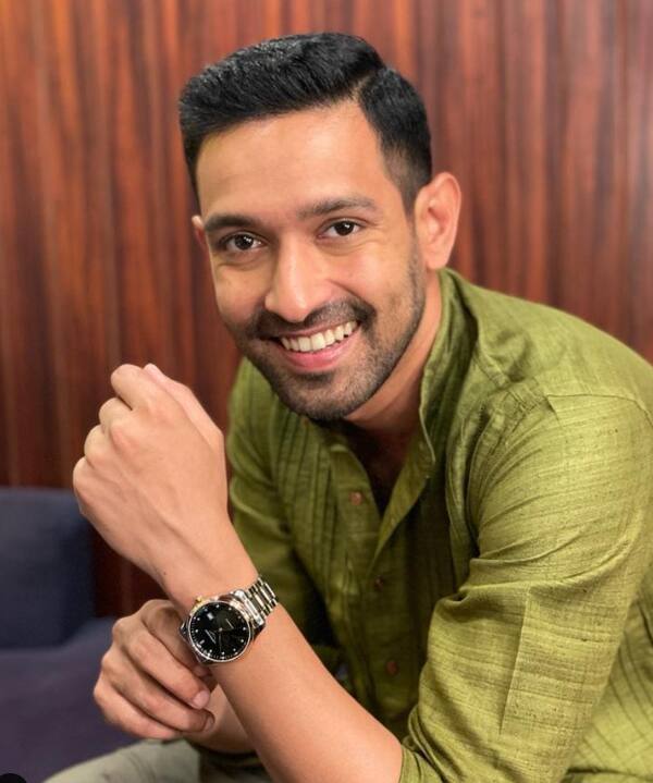 विक्रांत के बाइक कलेक्शन में 12.35 लाख कीमत की ट्रायम्फ बोनविले बॉबर बाइक भी शामिल है. एक्टर काफी लग्जरी लाइफ जीते हैं.