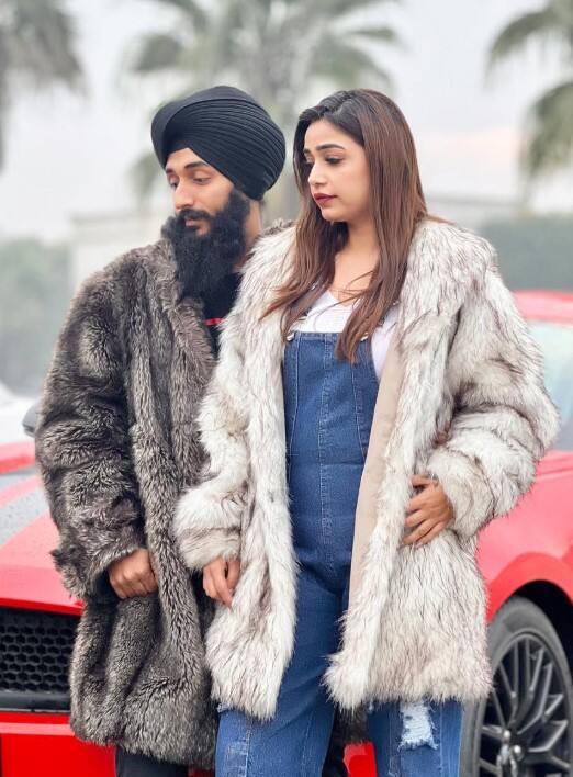 ਇਸਦੇ ਨਾਲ ਹੀ ਸਹਿਜ ਅਰੋੜਾ ਅਤੇ ਉਨ੍ਹਾਂ ਦੀ ਪਤਨੀ ਗੁਰਪ੍ਰੀਤ ਕੌਰ ਨੇ ਇੱਕ-ਦੂਜੇ ਨੂੰ ਇੰਸਟਾਗ੍ਰਾਮ ਤੋਂ ਅਨਫਾਲੋ ਕਰ ਦਿੱਤਾ ਹੈ। ਜਿਸ ਤੋਂ ਬਾਅਦ ਇੰਟਰਨੈੱਟ ਉੱਪਰ ਦੋਹਾਂ ਦੇ ਤਲਾਕ ਨੂੰ ਲੈ ਕਿਆਸਆਰੀਆਂ ਤੇਜ਼ ਹੋ ਗਈਆਂ ਹਨ। ਤੁਸੀ ਵੀ ਵੇਖੋ ਸੋਸ਼ਲ ਮੀਡੀਆ ਹੈਂਡਲ ਉੱਪਰ ਲੋਕਾਂ ਦੇ ਕਮੈਂਟ...