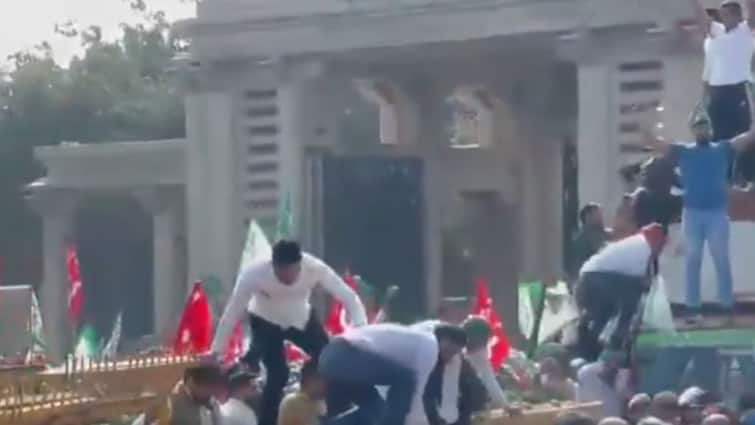 Noida: Protesting Farmers Climb Over Barricades At Dalit Prerna Sthal — Watch