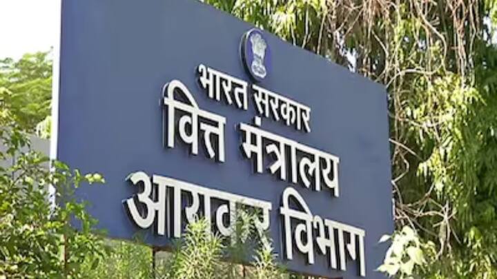 आपको बता दें भारत में एक से ज्यादा पैन कार्ड नहीं रखे जा सकते. अगर किसी के पास दो पैन कार्ड हैं. तो उसे अपना एक पैन कार्ड इनकम टैक्स डिपार्टमेंट में सरेंडर कर देना चाहिए. नहीं तो 10000 रुपये तक का जुर्माना लगाया जा सकता है.