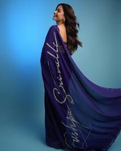 ‘श्रीवल्ली’ बनकर फिर साड़ी में इतराईं रश्मिका मंदाना, पल्लू पर लिखवाया ‘पुष्पा’, तस्वीरों पर हार बैठेंगे दिल