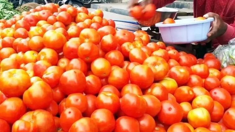 Thanjavur news Tomato prices are soaring to Rs. 60 per kg today tnn அம்புட்டுதானா... இன்னும் கொஞ்ச நாளைக்கு இது கிடைக்காதா: ஏங்க விட்டுடுச்சே!!!