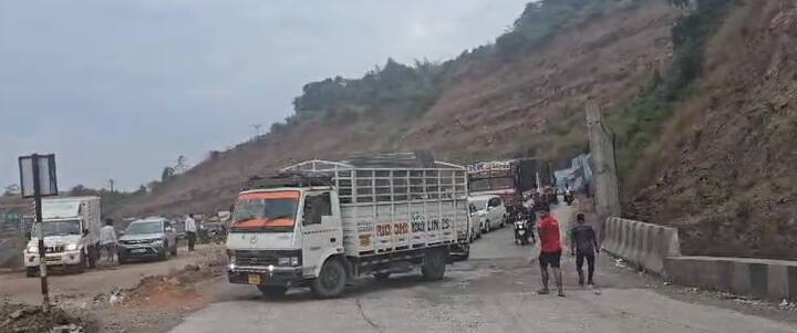 अश्या परिस्थितीत वाहन चालक सध्या जीव मुठीत धरून प्रवास करीत आहेत.