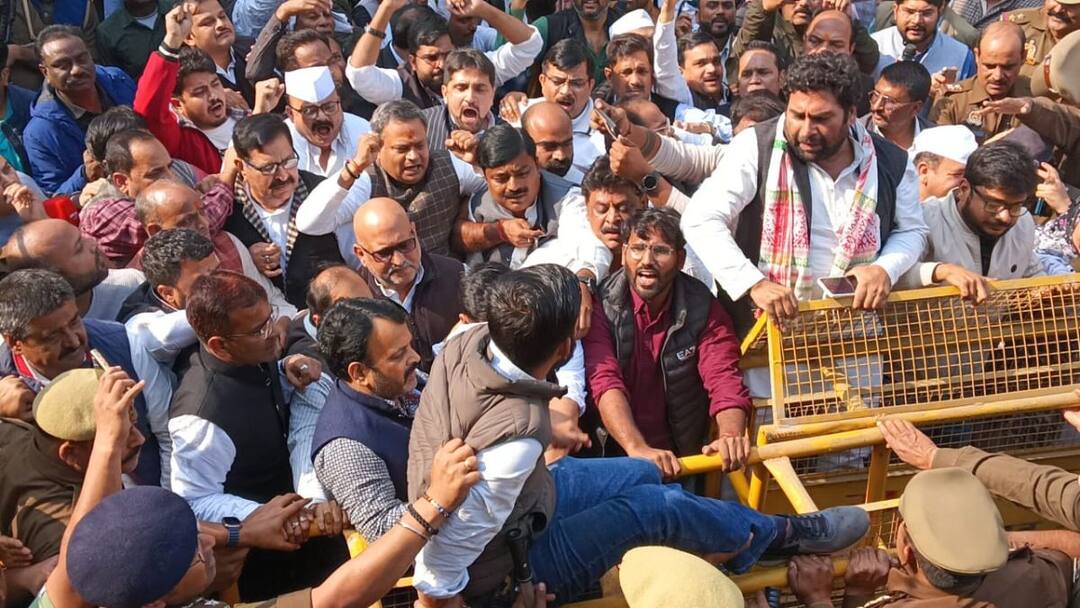 Congress leader Rahul Gandhi Wayanad MP Priyanka Gandhi is set to visit Sambhal  Sambhal Riots: గుడిని కూల్చి మసీద్ కట్టారు! సంభాల్ లో అల్లర్లు జరిగిన ప్రాంతానికి వెళ్లనున్న రాహుల్, ప్రియాంక గాంధీ