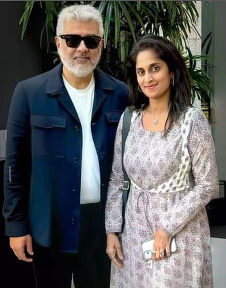 திரையுலகினர் மத்தியில், அதிகம் கொண்டாடும் நடிகர்களில் ஒருவர் அஜித். தனக்கு ரசிகர் மன்றமே வேண்டாம் என 15 வருடத்திற்கு முன்பே அஜித் தில்லாக முடிவெடுத்தாலும், இவர் நடித்த படங்கள் வெளியானால், அந்த படங்களை ஆட்டம், பாட்டம், என வரவேற்பதை வழக்கமாக வைத்துள்ளனர்.