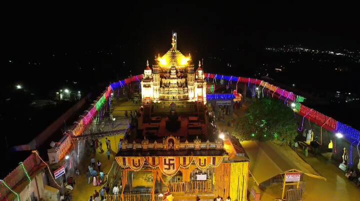 जेजुरी गड हा विद्युत रोषणाईने न्हाऊन निघाला आहे.