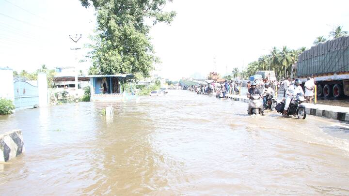 மழை நீர் சாலையில் தேங்கியதால் வாகன ஓட்டிகள் அவதி.