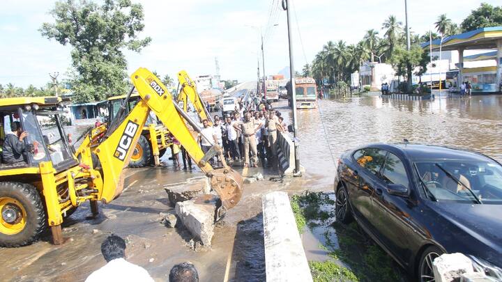 தேசிய நெடுஞ்சாலையில் தேங்கிய மழை நீரை அகற்றும் பணி தீவிரம்.
