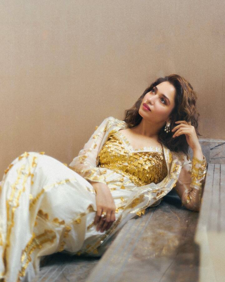 गेल्या काही काळापासून तमन्ना तिच्या लव्ह लाईफ आणि ग्लॅमरस लूकमुळे खूप चर्चेत आहे.