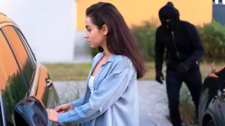 महिला ने बताया कि उसे नेटवर्क एरिया में जाने के लिए इधर उधर घूमना पड़ा. लेकिन तब तक एक्सेल पार्किंग लिमिटेड ने उसे 10 पार्किंग शुल्क नोटिस भेज दिए थे.