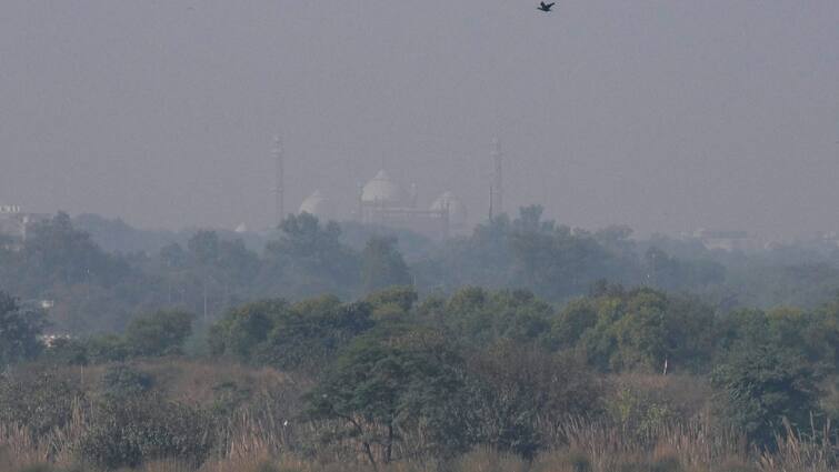 Smog Continues In Delhi Despite AQI Fall, Mumbai Sees Hazy Morning As Well