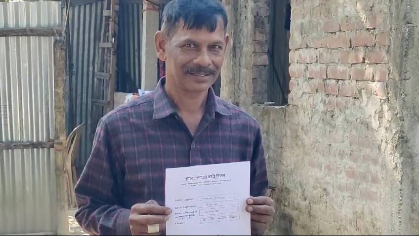 Cooch Behar TMC didi ke bolo bjp leader call got house in awas yojana Cooch Behar News: 'দিদিকে বলো'-তে ফোন করতেই ঘর পেলেন বিজেপি নেতা!