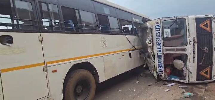 MIDC मधून शिफ्ट संपवून कर्मचाऱ्यांना घरी  नेणाऱ्या बसवर, कंटेनर पलटी झाल्यामुळे कर्मचारी जखमी झाले आहेत.