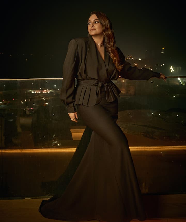 She completed her monochrome look with a pair of pointed-toe heels.