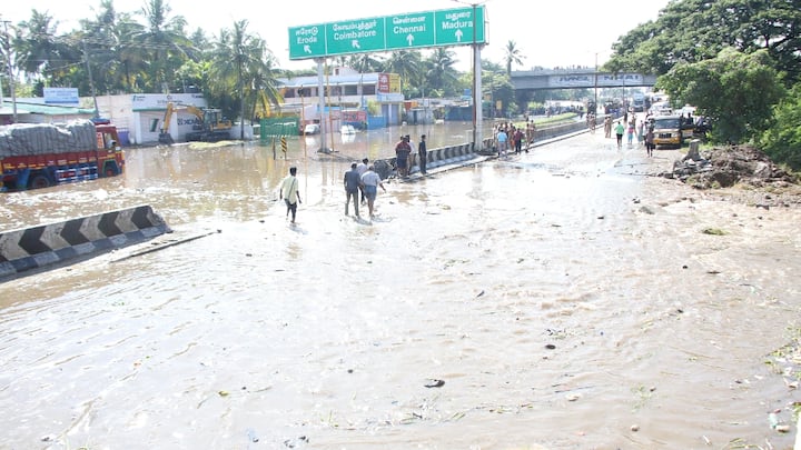 சேலம் கந்தப்பட்டி பகுதியில் தேசிய நெடுஞ்சாலையை சூழ்ந்து நின்ற மழை வெள்ளத்தால் போக்குவரத்து துண்டிப்பு.