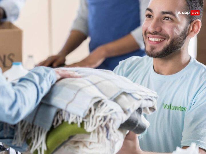 शुक्र ग्रह को सफेद रंग अति प्रिय है इसलिए इनको प्रसन्न करने के लिए सफेद चीजों का दान करें. सफेद चीजें जैसे चांदी, चीनी, आटा, कपड़े आदि.