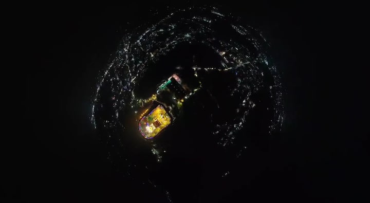 चंपाषष्ठीनिमित्त  अनेक नागरिक जेजुरीला सहकुटुंब दर्शनाला येतात.