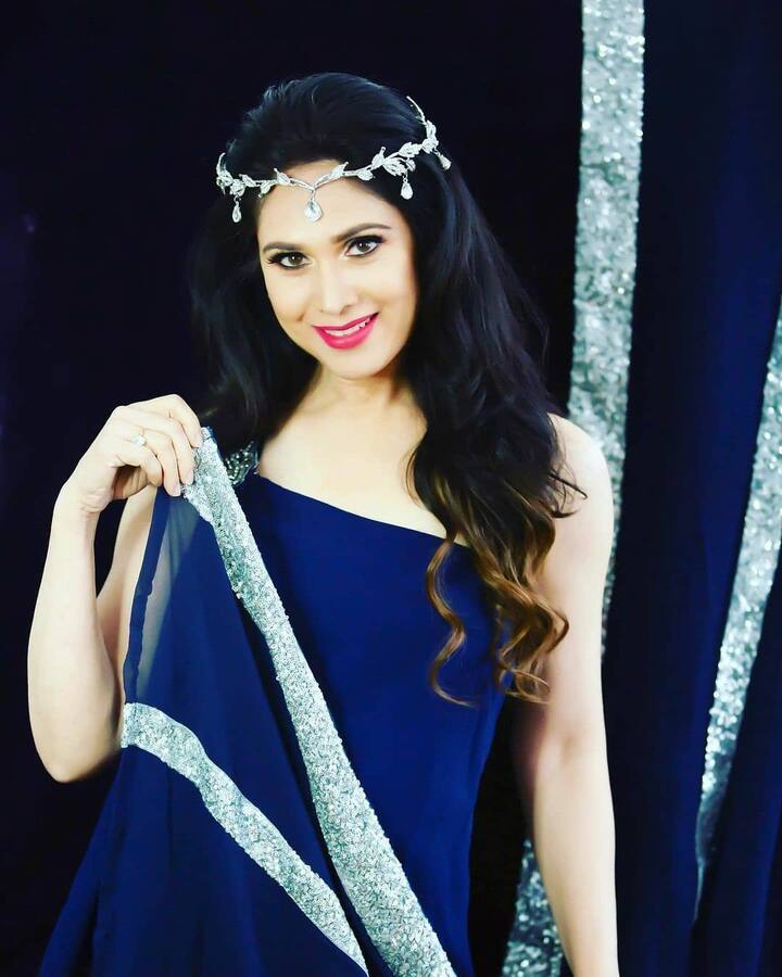 मीनाक्षी शेषाद्री - इस सूची में 80 के दशक की खूबसूरत अभिनेत्री मीनाक्षी शेषाद्री का भी नाम शामिल है। एक्ट्रेस ने भी शादी के बाद ग्लैमर वर्ल्ड छोड़ दिया था। वो देश ठीक हो गया अमेरिका में सेटल हो गया था।