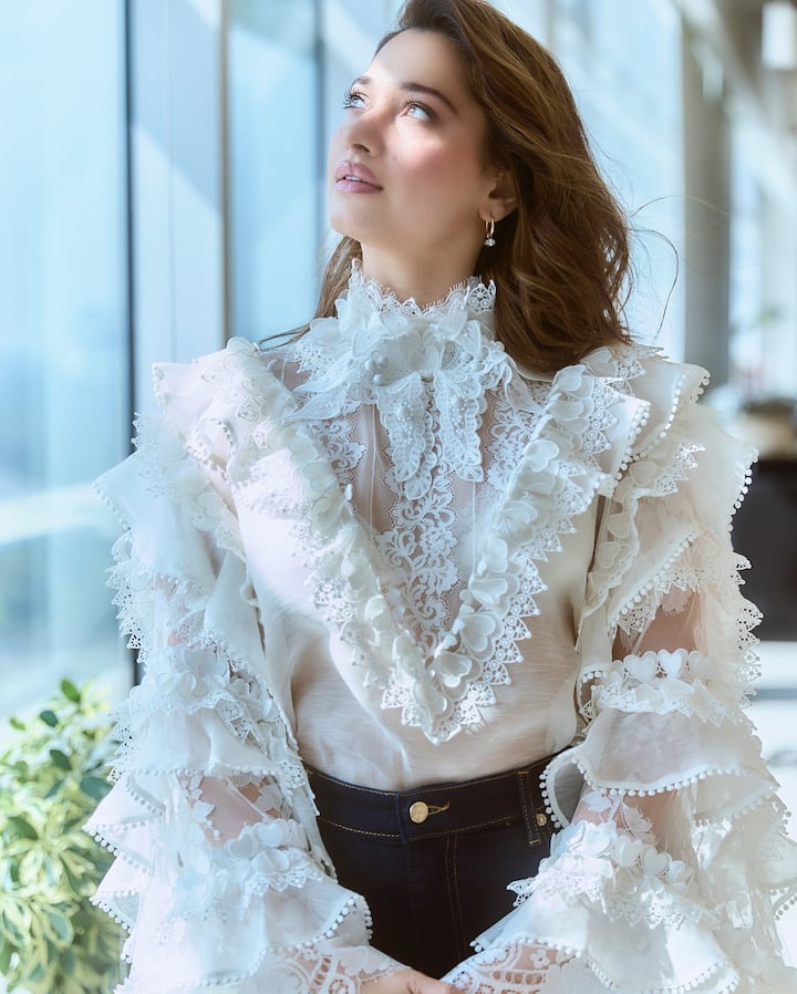 येथे तिने पांढऱ्या रंगाचा रफल टॉप  परिधान केलेला दिसत आहे.