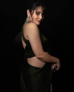 Anasuya Bharadwaj: అనసూయ... ఆ బ్యాక్‌లెస్ బ్లౌజ్ శారీలో... అందంలో అస్సలు తగ్గేదే లే