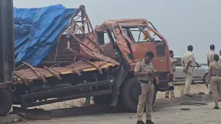 मुंबई – गोवा राष्ट्रीय महामार्गाचे काम मागच्या अनेक वर्षांपासून रखडलेले आहे त्यात आज या महामार्गावर परशुराम घाटात पुन्हा अपघात झाला आहे.