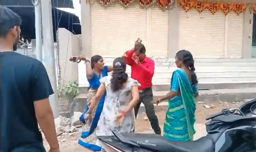 Crime News: విద్యార్థినితో టీచర్ అసభ్య ప్రవర్తన, చెప్పుతో కొట్టి బుద్ధి చెప్పిన కుటుంబసభ్యులు Slipper shot to Teacher who harrassed girl student in Mancherial Crime News: విద్యార్థినితో టీచర్ అసభ్య ప్రవర్తన, చెప్పుతో కొట్టి బుద్ధి చెప్పిన కుటుంబసభ్యులు